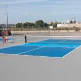 A ridosso della rete (come per il badminton) � segnata una zona pi� chiara (la �kitchen� o �no volley zone�) in cui non � possibile effettuare colpi al volo: l� la palla deve prima rimbalzare per essere colpita